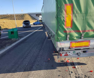 Groźny manewr kobiety na skrzyżowaniu ruchliwych dróg niedaleko Gostynia. Jechała z małymi dziećmi