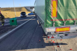 Groźny manewr kobiety na skrzyżowaniu ruchliwych dróg niedaleko Gostynia. Jechała z małymi dziećmi