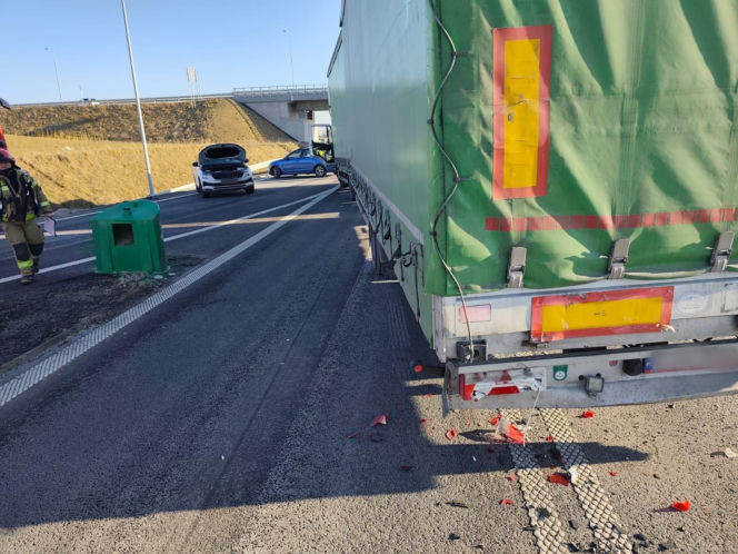 Groźny manewr kobiety na skrzyżowaniu ruchliwych dróg niedaleko Gostynia. Jechała z małymi dziećmi