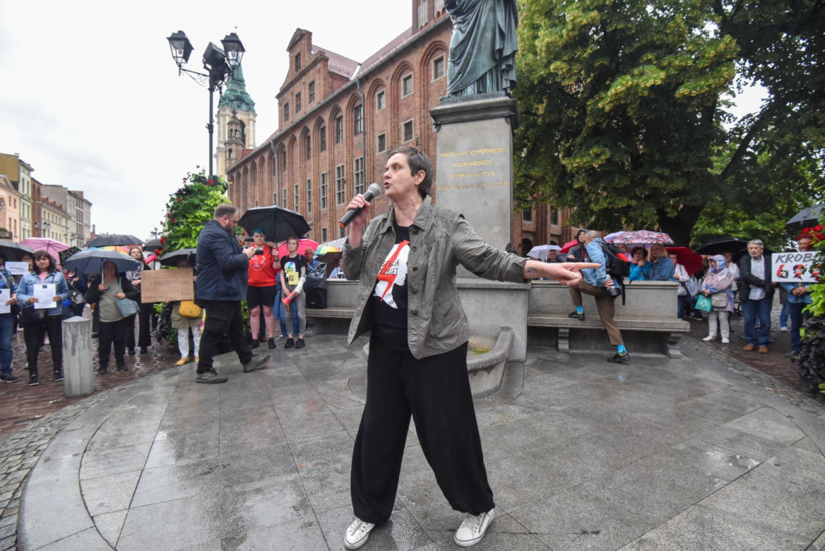 Tłum zwolenników aborcji protestował w centrum miasta. Manifestacja ruszyła pod kurię biskupią i siedzibę PiS