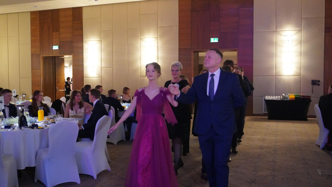 Studniówkowe szaleństwo. Bal przedmaturalny I LO im. Bartłomieja Nowodworskiego 