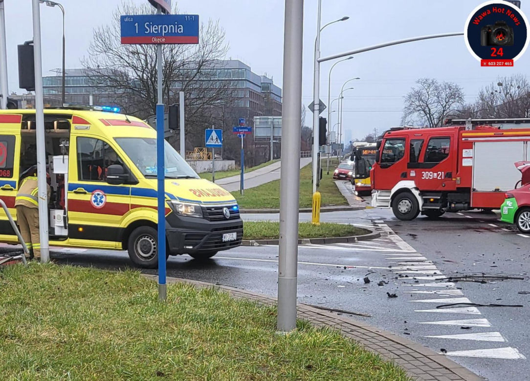 Jabłonna. Autokar w rowie, w środku ponad 20 osób