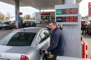 We wtorek benzyna 95 staniała do 6,42 zł. A diesel?