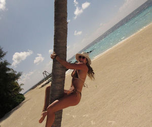 Aryna Sabalenka wskoczyła na palmę w kusym bikini. Gorące zdjęcia najlepszej tenisistki świata