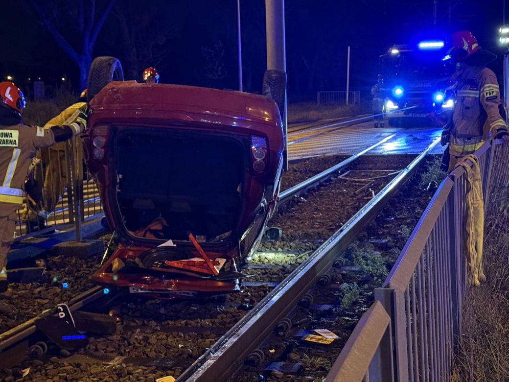 Dachowanie na torach tramwajowych w Warszawie