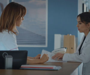 M jak miłość, odcinek 1900. Kama (Michalina Sosna), Aneta (Ilona Janyst)