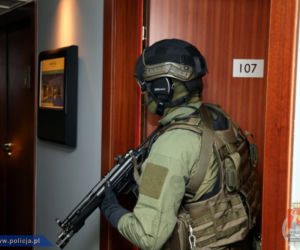 Policja szuka broni i terrorystów