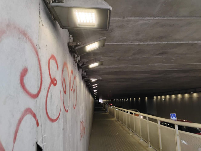 Bród i smród w tunelu pod torami w Siedlcach