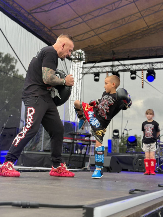 Tłumy na Festiwalu Pod Zaporą w Brodach! Oskar Cyms i „Złoty Gumiak” skradli serca publiczności