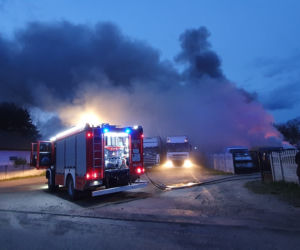 Pożar w Maurycowie. Płonęły maszyny i zbiorniki z łatwopalnymi cieczami