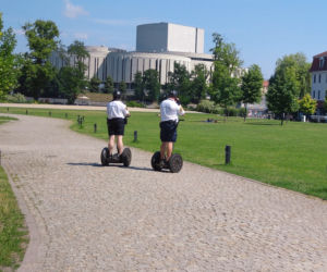 Bydgoscy strażnicy miejscy na segwayach 