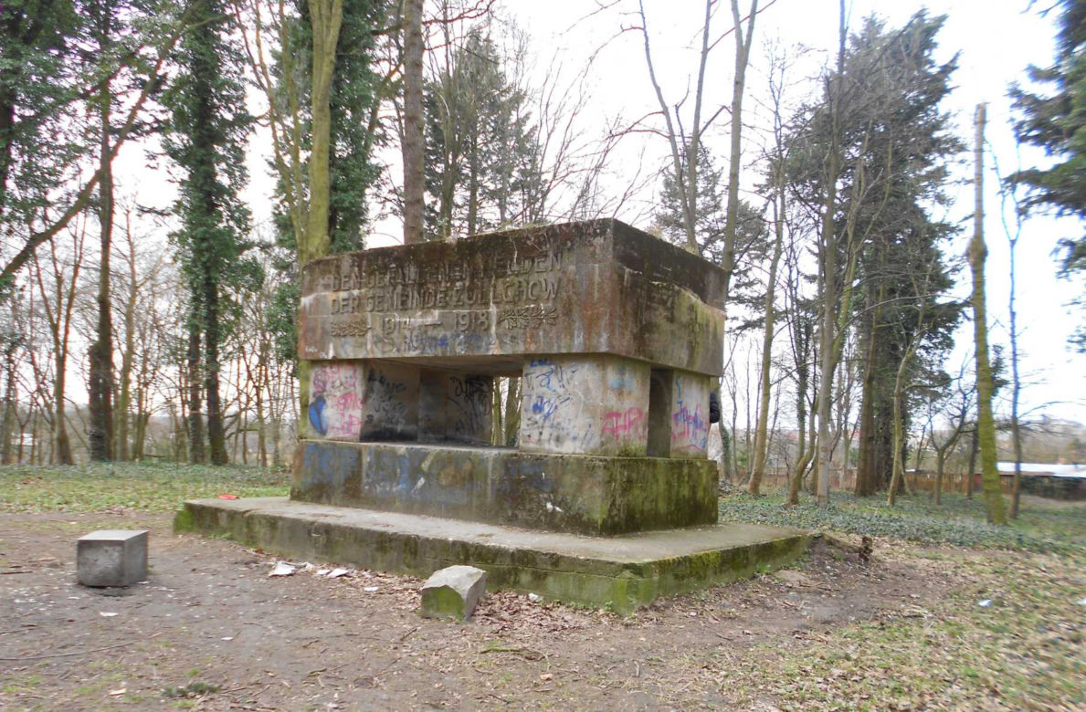 Zaniedbany stary cmentarz przy ul. Ostrowskiej zmienia się w piękny park