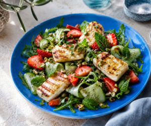 Cypryjski ser, polskie truskawki i 15 minut. Ta sałatka z halloumi smakuje jak urlop i pachnie wakacjami