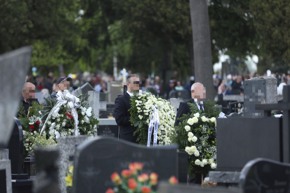 Trumna zjechała w dół, baloniki wzbiły się do nieba. Pogrzeb Kamilka z Częstochowy