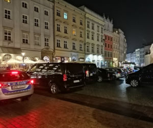 Krakowski Rynek pełen policji i służb