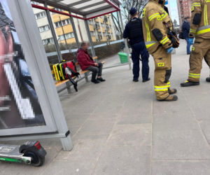 „Wyczynowiec” na Bielanach kierował z 3,4 promila alkoholu. Skosił wysepkę, cudem nie wjechał w przystanek