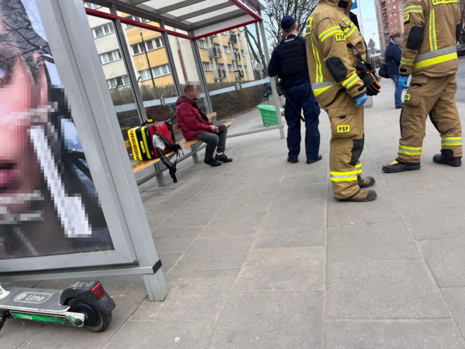 „Wyczynowiec” na Bielanach kierował z 3,4 promila alkoholu. Skosił wysepkę, cudem nie wjechał w przystanek