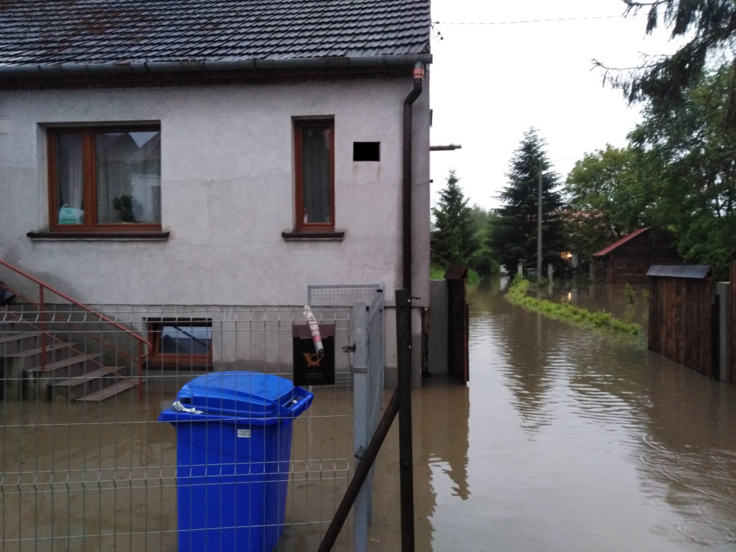 Powódź w krakowskim Bieżanowie: zalane posesje, nieprzejezdne drogi. Walka z żywiołem trwa