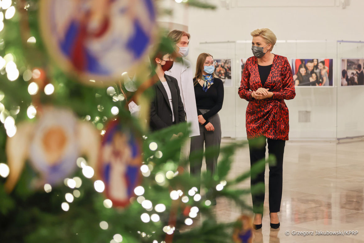 Agata Duda ubiera choinkę