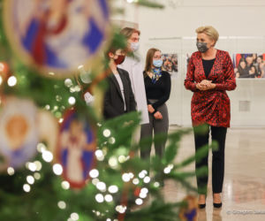 Agata Duda ubiera choinkę