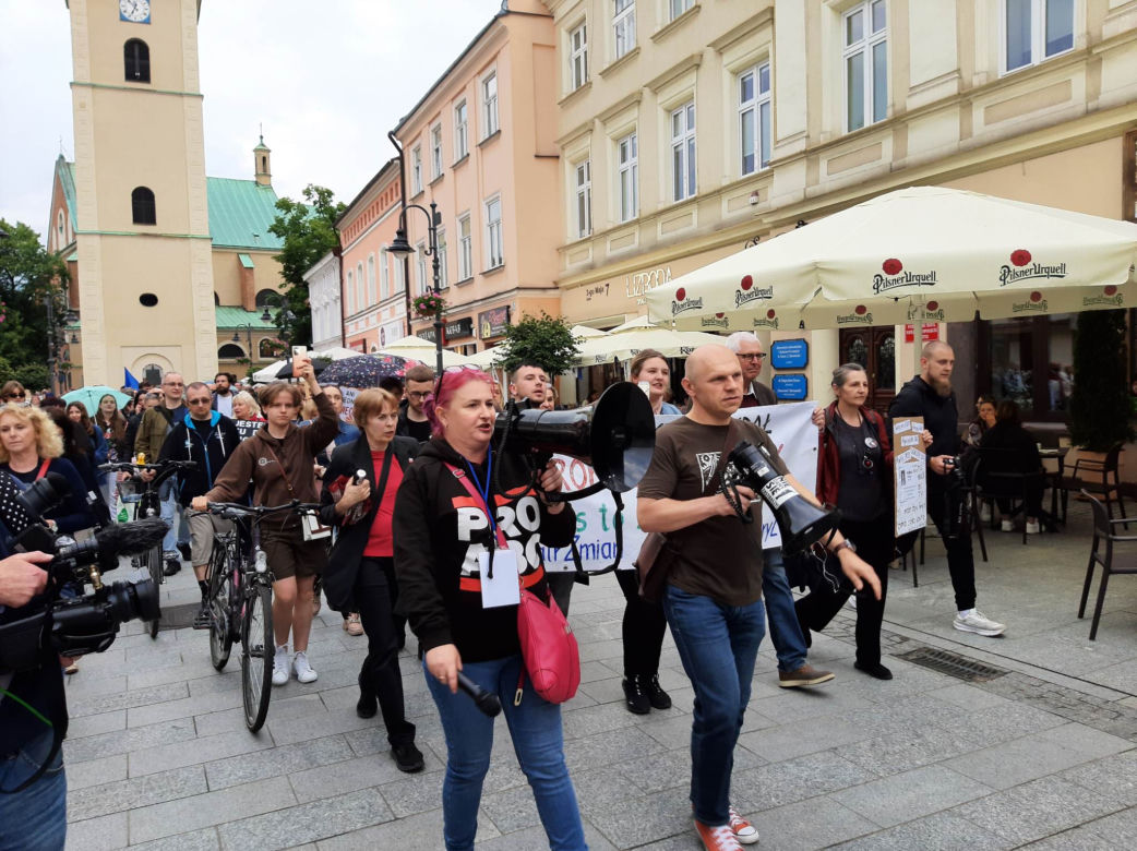 Protesty "Ani Jednej Więcej!" w całej Polsce. Kobiety wyszły na ulice po śmierci Doroty