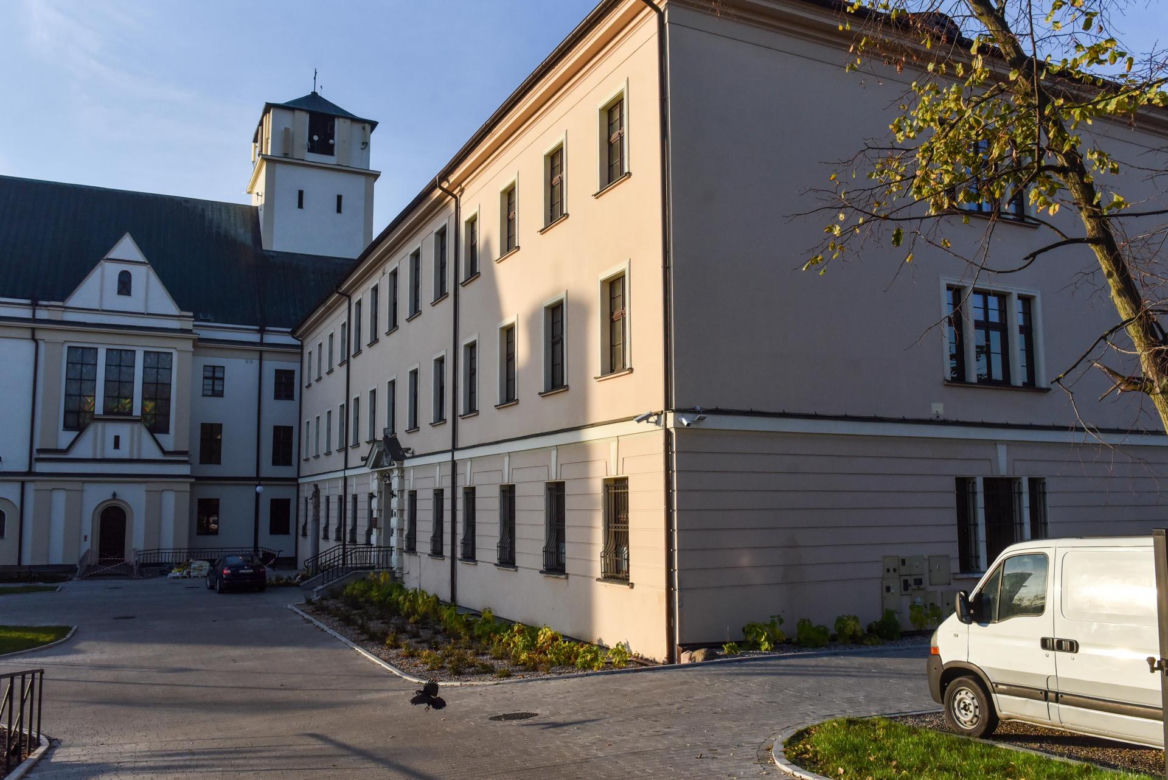 Tu mieszka ksiądz Tadeusz Rydzyk. Tuż za ścianą jego klasztornej celi jest kościół