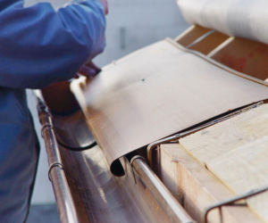 Montaż haków rynien do deski okapowej to solidne zamocowanie