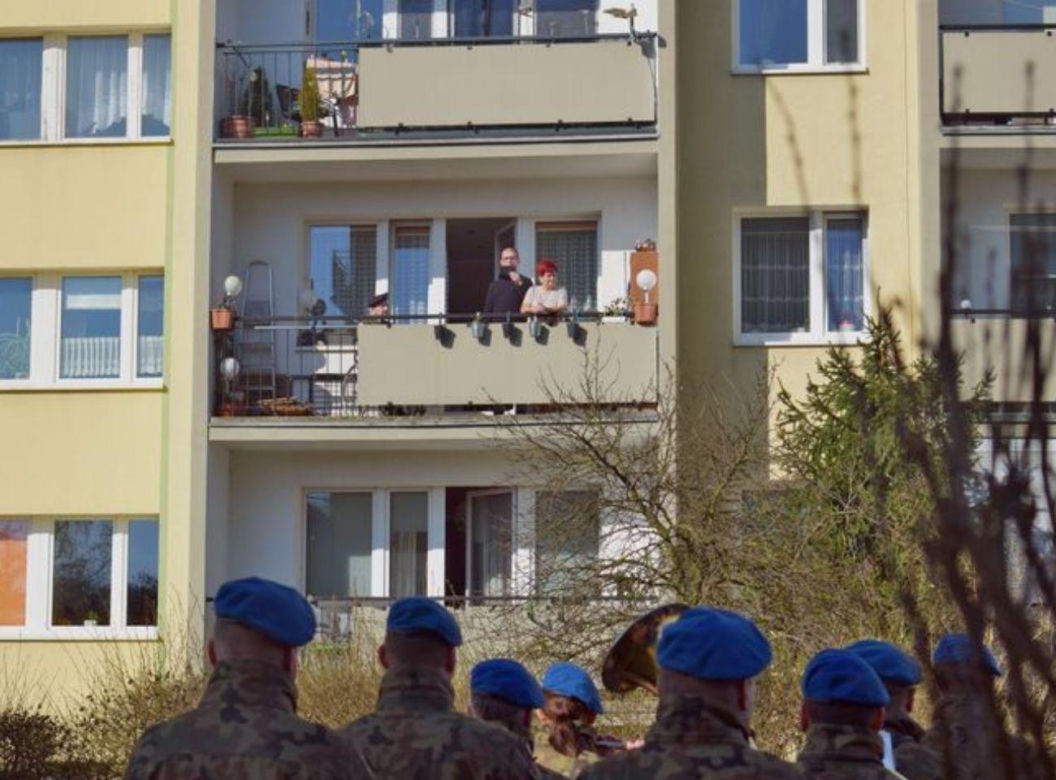Wojskowa orkiestra zagrała pod balkonem w środku osiedla. Tak setne urodziny świętował pan Stanisław, żołnierz AK