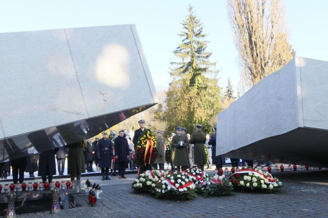 Obchody 16. rocznicy katastrofy smoleńskiej. Powązki