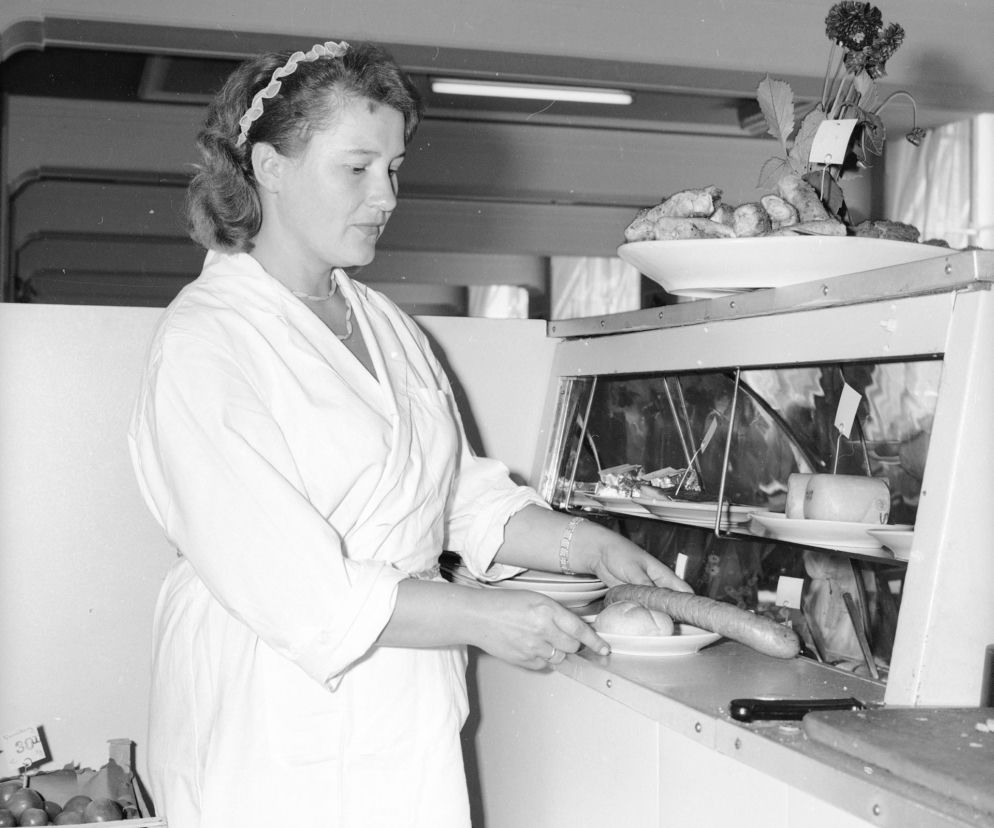 Fast food w PRL: bułka z pieczarkami i kiełbaska z wody