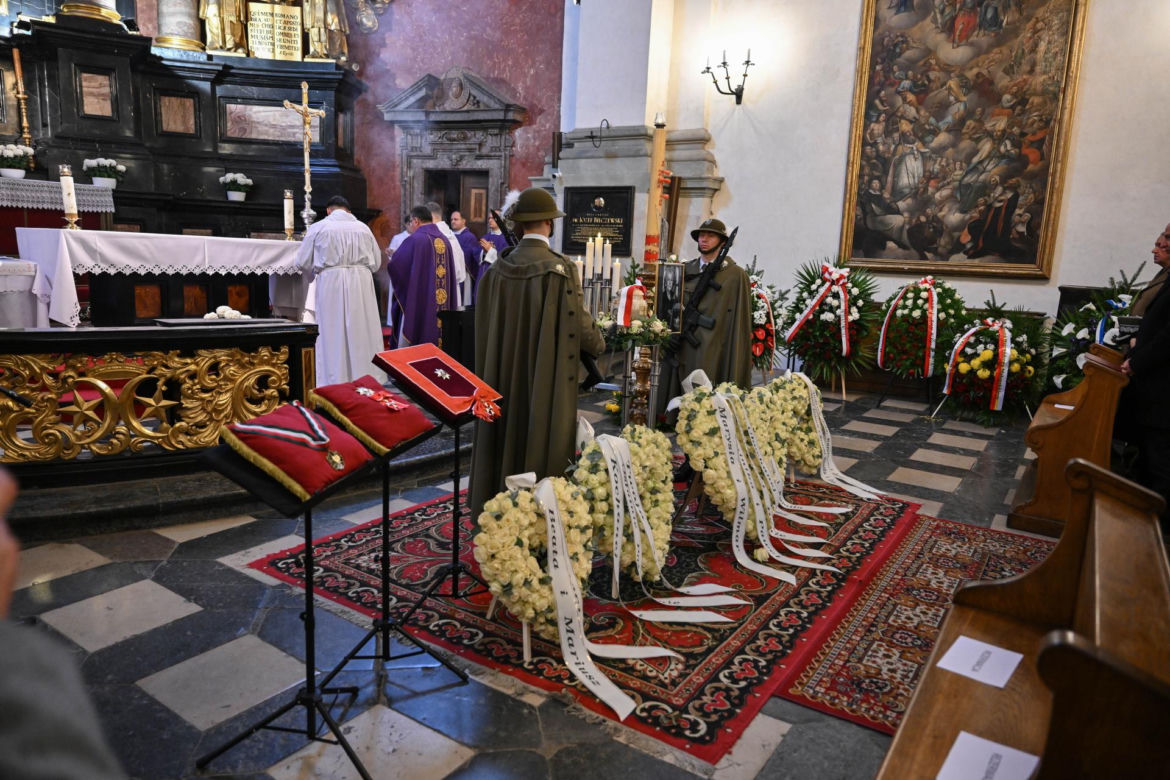Pożegnali wielką damę polskiej kultury. Kidawa-Błońska przesłała piękny wieniec