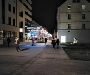 8. Podświetlane instalacje w kształcie trąbek