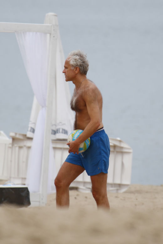 Radosław Pazura na plaży w Sopocie