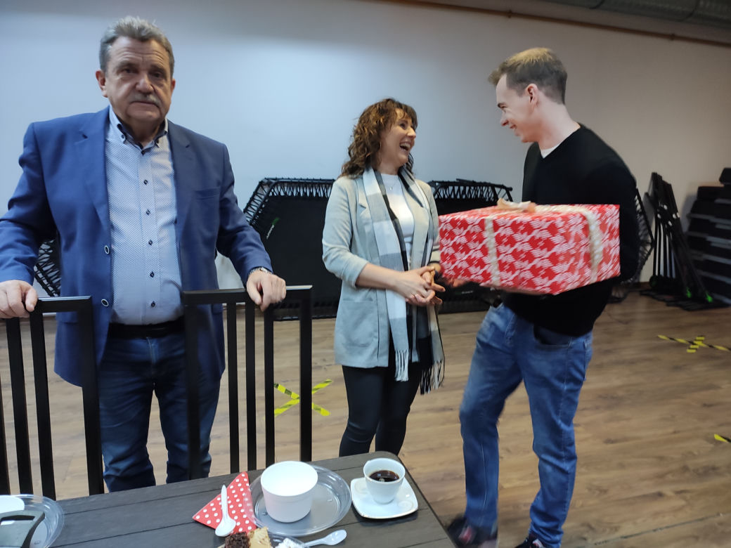 Prezenty dla Stowarzyszenia "Nasz Dom - Nasz Świat" wręczone