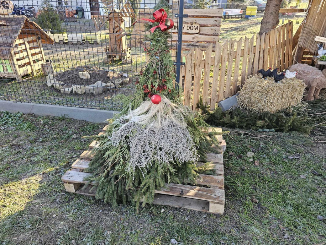 Mieszkańcy sami wykonują świąteczne ozdoby.