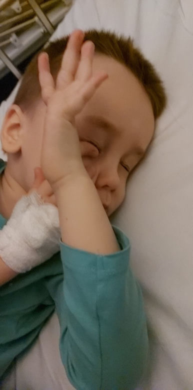 Oskar cierpi w ciszy. Każdy dzień to walka, by przeczekać ból. Mama nie ma już sił