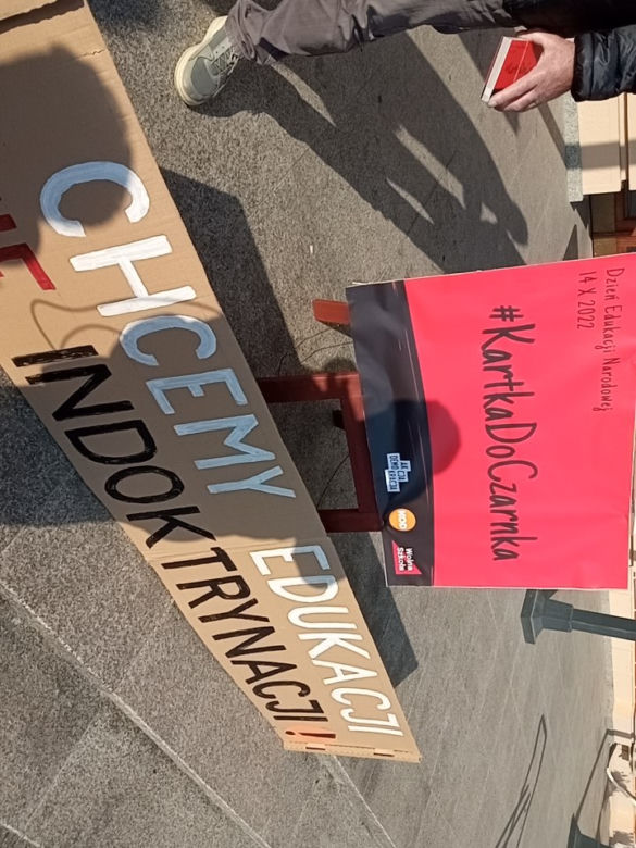 „Rząd przygotowuje sobie ciemnotę, którą łatwiej rządzić”. #Kartka do Czarnka w Rzeszowie. 