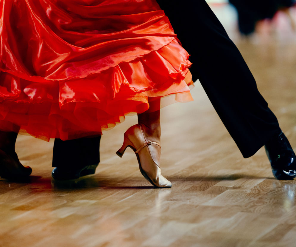 Quickstep - skąd pochodzi? Charakterystyka tańca, muzyka, podstawowe kroki