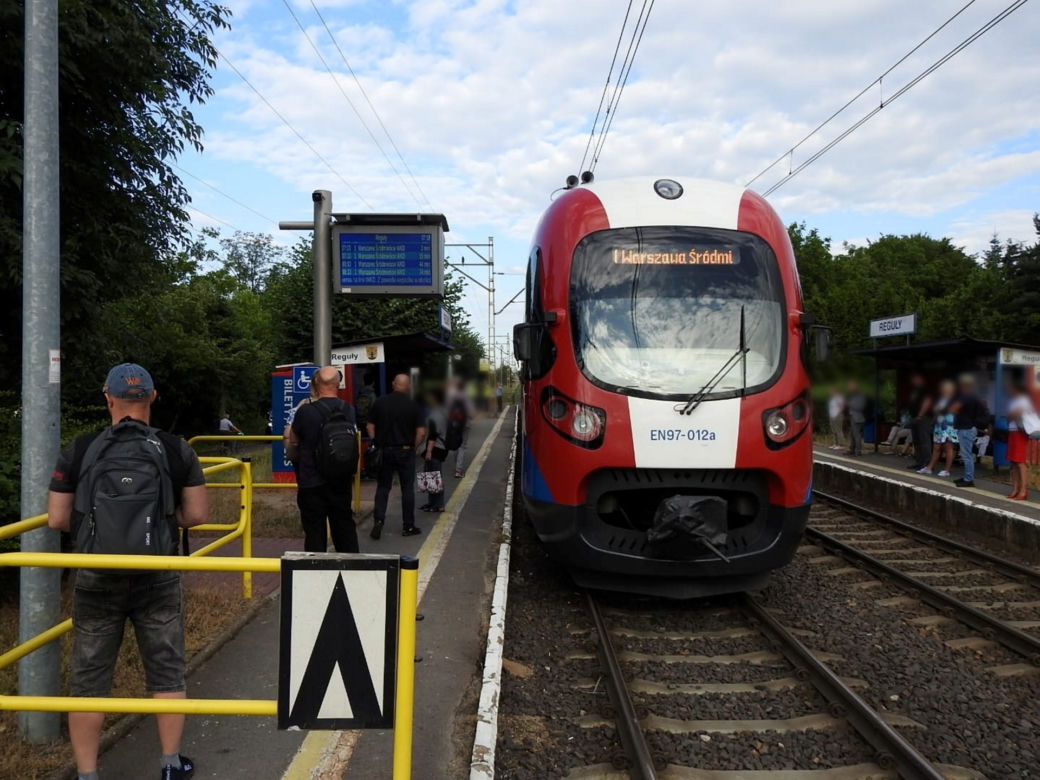 Koszmarny wypadek w Regułach. Mężczyzna spadł z peronu wprost pod nadjeżdżający pociąg.