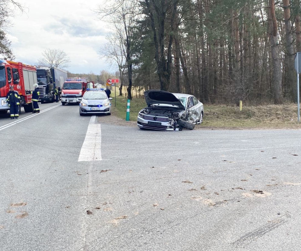 Ostrówek. Krajowa ósemka zablokowana. Osobówka zderzyła się z samochodem ciężarowym 