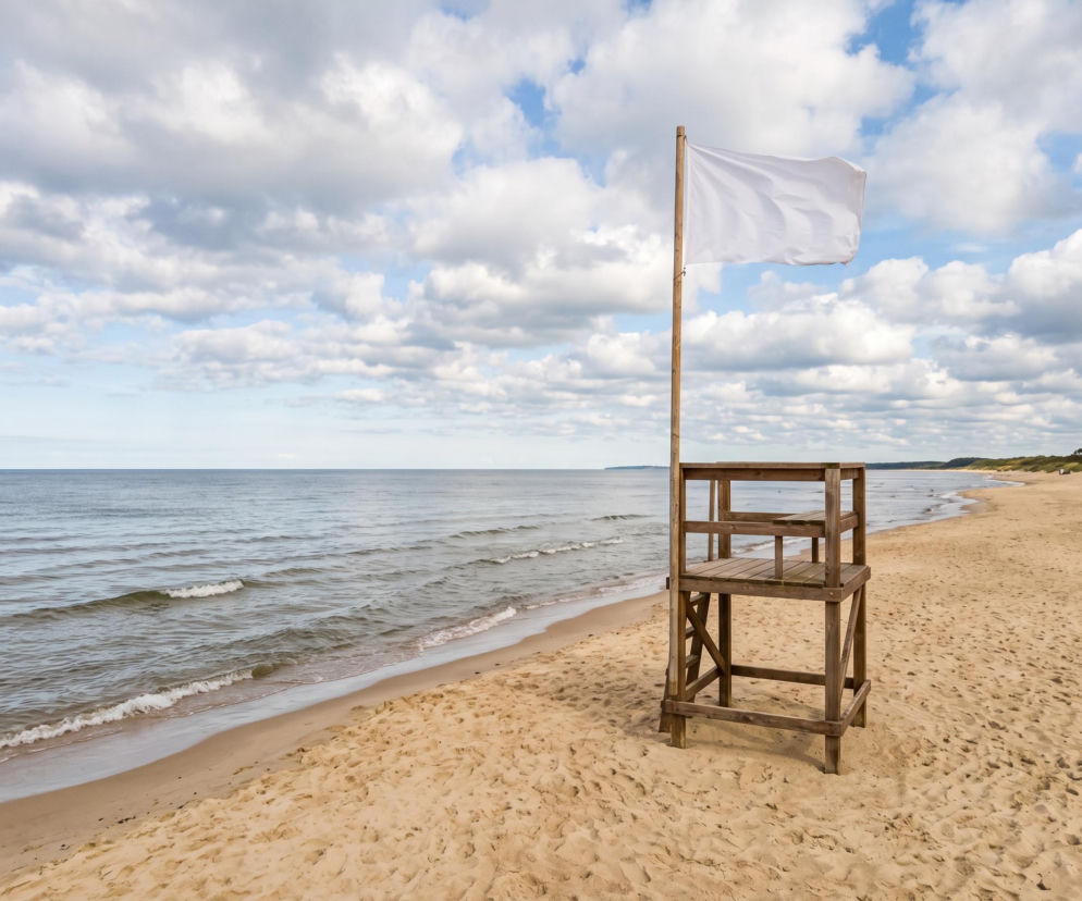 Biała flaga przy stanowisku ratowniczym na plaży w Grzybowie. O bezpieczeństwie kąpieli przeczytasz na SE Szczecin.