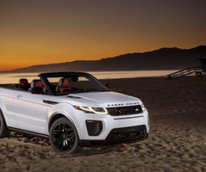 Dzieczyna Bonda Naomie Harris pozuje z Range Roverem Evoque kabrio