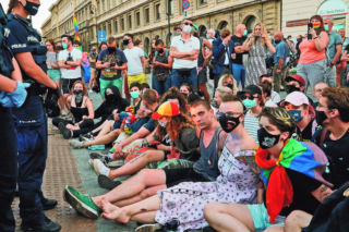 Warszawa: Policja publikuje film z tęczowych demonstracji. To odpowiedź na oskarżenia kierowane do mundurowych [WIDEO]