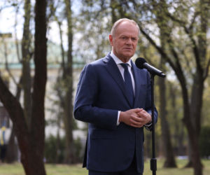 Fabryka Broni „Łucznik” uratowana? Tusk zapewnia o rozwiązaniu, ale problemem pozostaje prezydenckie weto