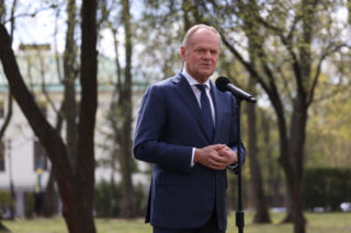 Fabryka Broni „Łucznik” uratowana? Tusk zapewnia o rozwiązaniu, ale problemem pozostaje prezydenckie weto