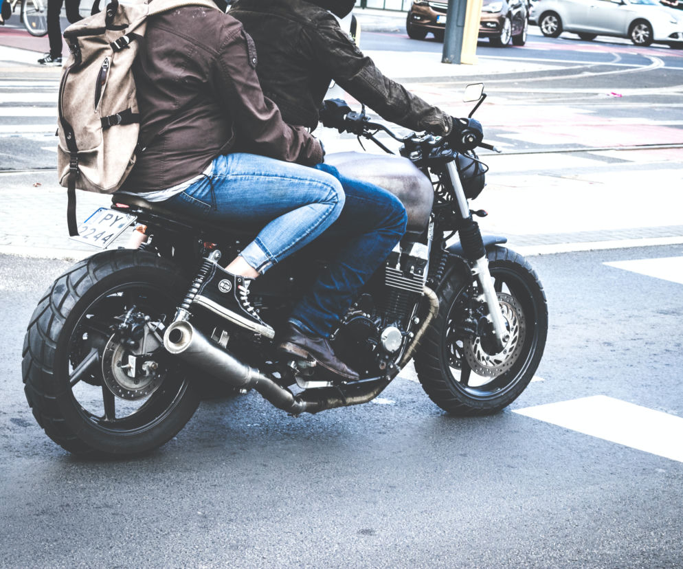 dwie osoby na motocyklu