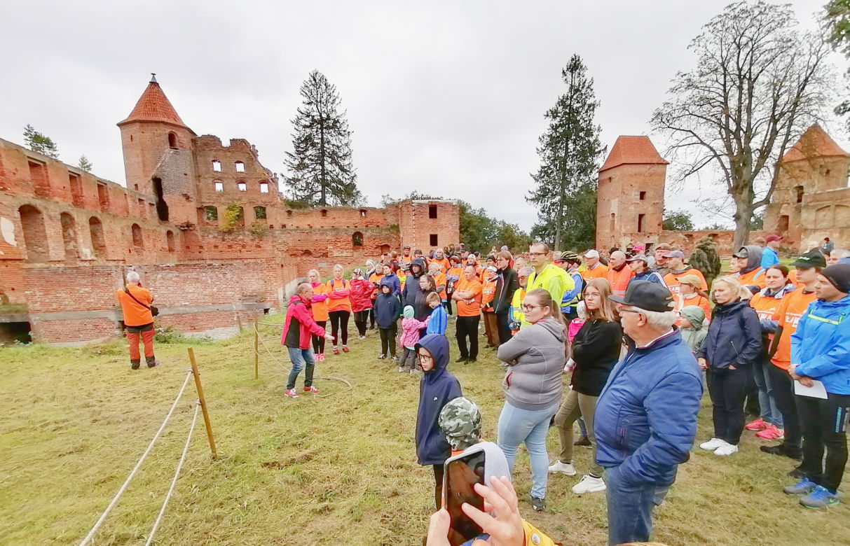 Pomarańczowi rowerzyści najechali zamek w Szymbarku