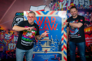 30. Finał WOŚP. Trzaskowski przekazał fanty na aukcję. Czy rozpęta nimi burzę? 