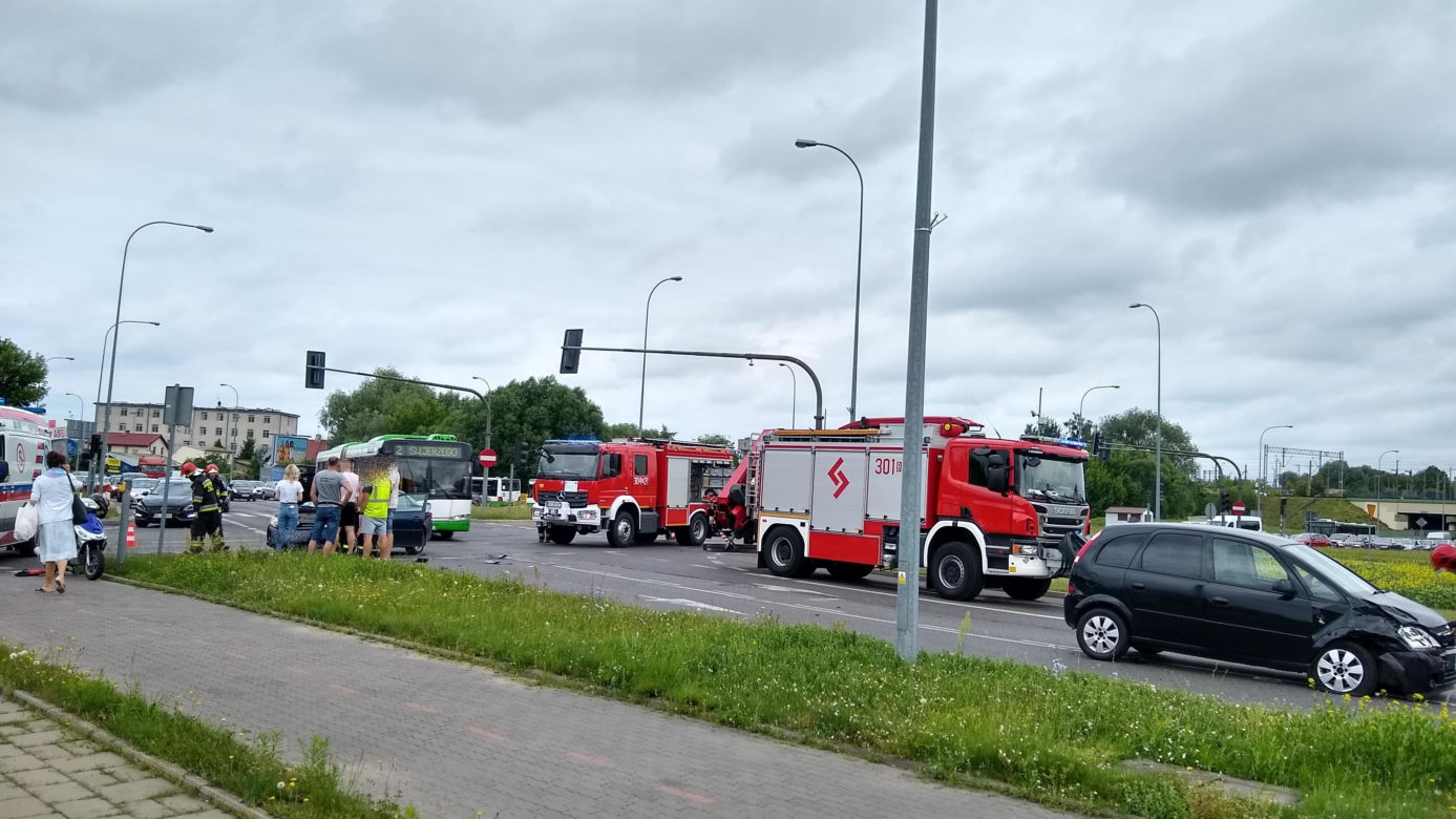 Wypadek przy tunelu Fieldorfa "Nila". Dwa pojazdy uszkodzone, skuter na jezdni [ZDJĘCIA]