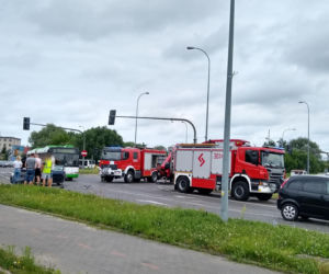 Wypadek przy tunelu Fieldorfa Nila. Dwa pojazdy uszkodzone, skuter na jezdni [ZDJĘCIA]